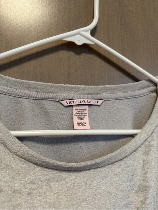 Victoria's Secret XL Gray Sweatshirt with Pink Sequin Kiss Lip - Picture 4 of 10